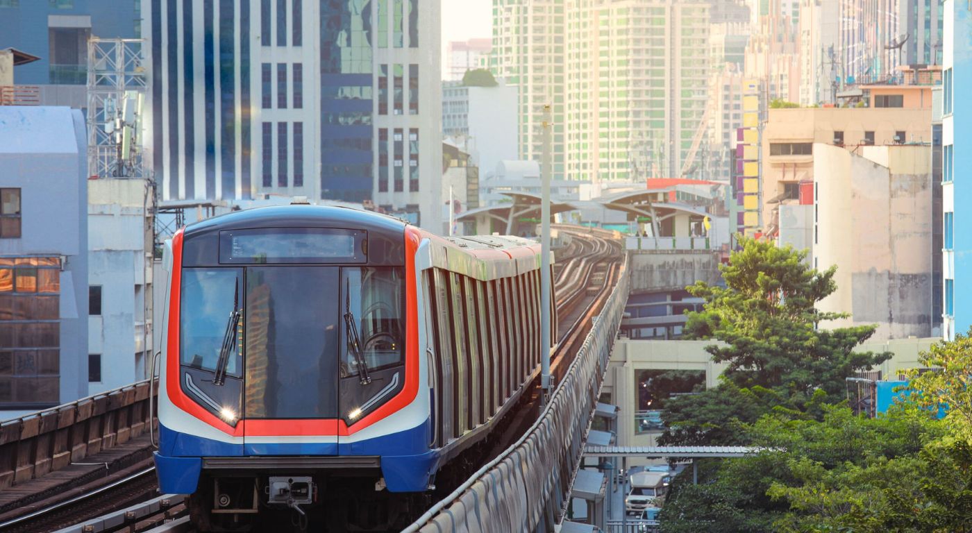 BTS Skytrain elevado cortando a paisagem urbana de Bangkok — transporte público eficiente da capital