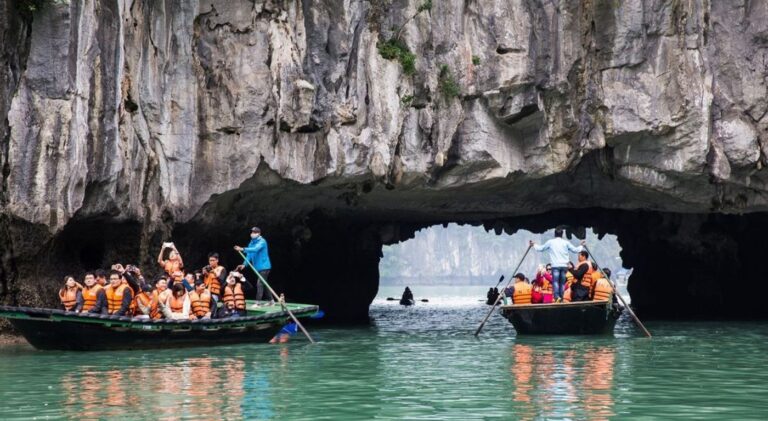 Baía de Ha Long no Vietnã com barcos tradicionais e formações de calcário emergindo da água — um dos patrimônios UNESCO mais bonitos do mundo