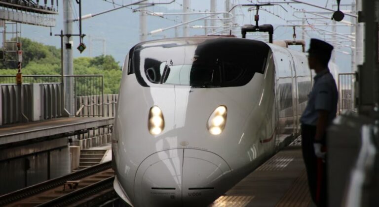 Shinkansen trem bala do Japão na plataforma da estação — o transporte mais icônico do país