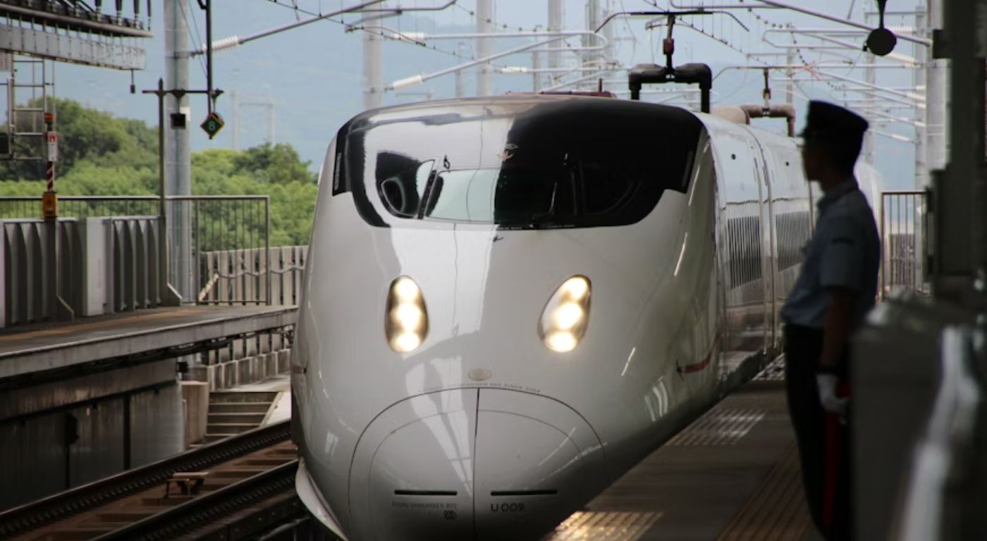 Shinkansen trem bala do Japão na plataforma da estação — o transporte mais icônico do país
