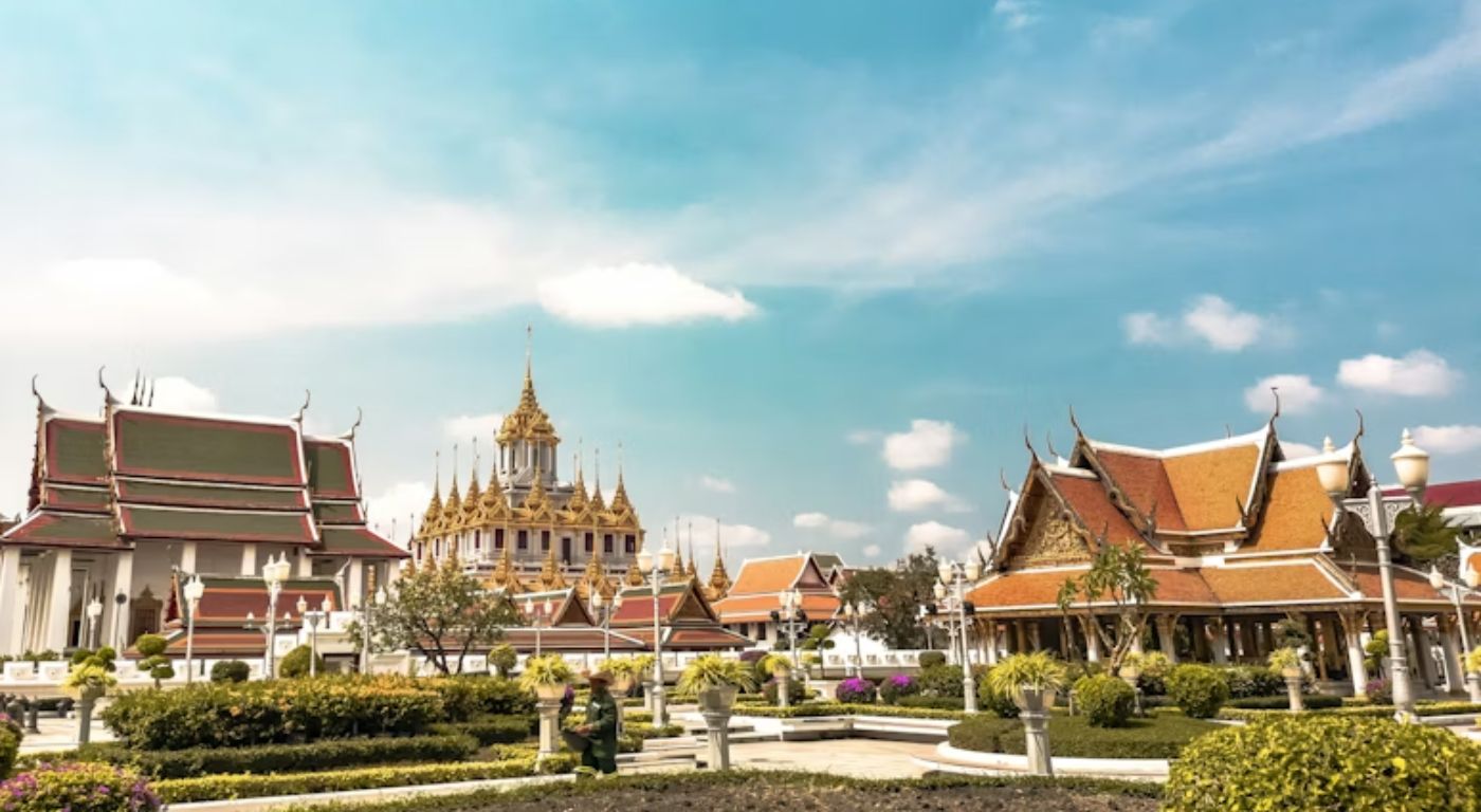 Vista panorâmica de Bangkok com templos budistas iluminados ao entardecer — Tailândia