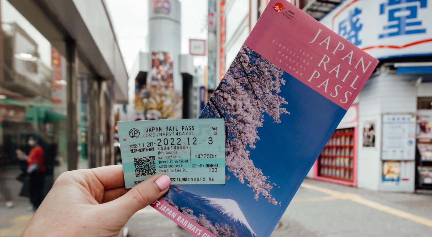 Japan Rail Pass ao lado de um shinkansen na plataforma japonesa — o passe de trem mais famoso do mundo para turistas