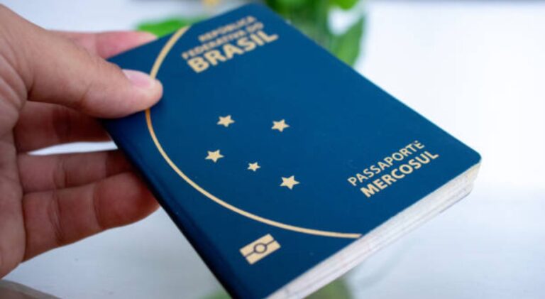 Passaporte brasileiro azul sobre mesa com documentos de viagem — como tirar o passaporte para viajar ao exterior