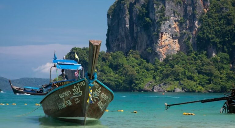 Praia de água turquesa com falésias de calcário em Krabi, Tailândia — uma das mais belas da Ásia