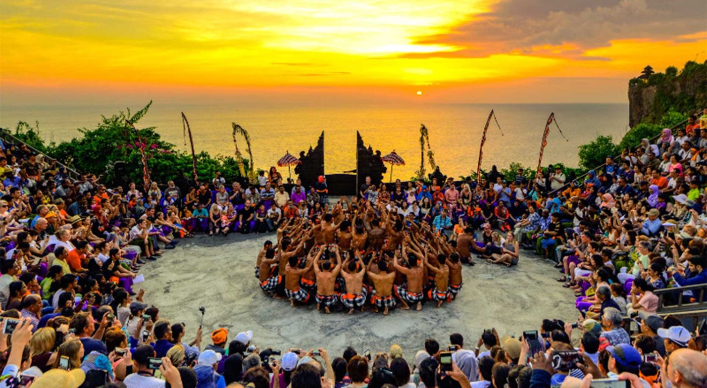 Templo de Uluwatu no penhasco de 70 metros em Bali ao pôr do sol — palco do espetacular Kecak Fire