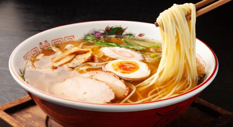 Tigela de ramen japonês em restaurante tradicional — um dos pratos mais icônicos da gastronomia do Japão