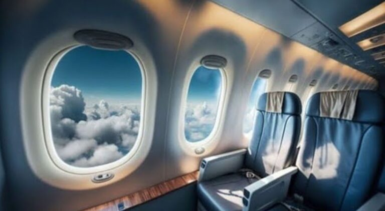 Vista da janela de avião com nuvens — como comprar passagem aérea barata para viagens internacionais