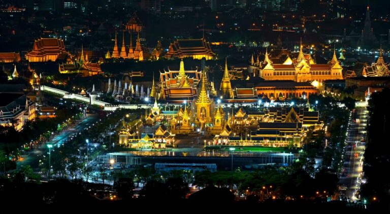 Vista noturna de Bangkok com templos iluminados e arranha-céus — orçamento completo para brasileiros viajarem à Tailândia