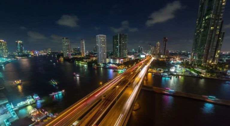 Vista noturna do skyline de Bangkok com o Rio Chao Phraya — cidade com opções de hospedagem para todos os perfis