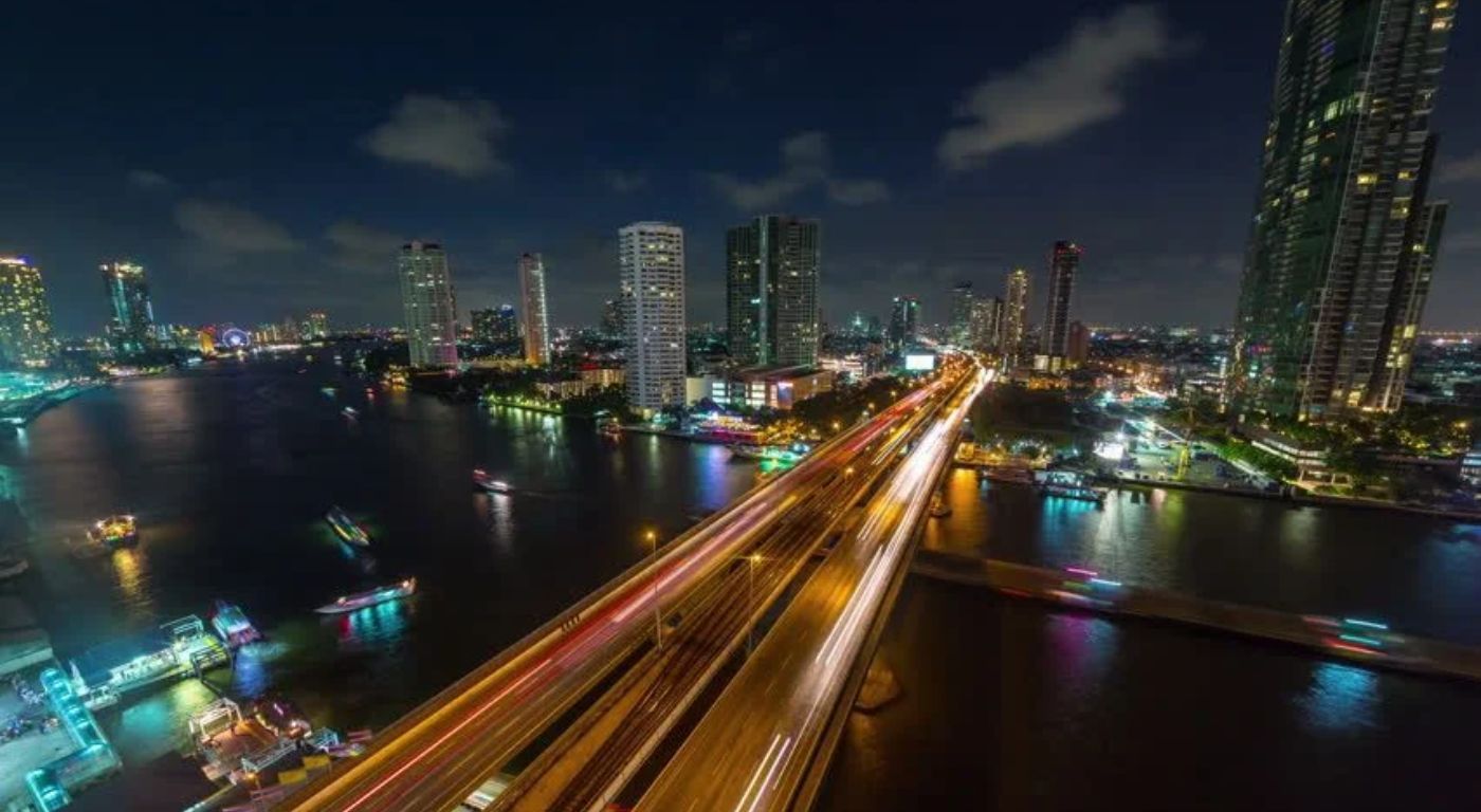 Vista noturna do skyline de Bangkok com o Rio Chao Phraya — cidade com opções de hospedagem para todos os perfis