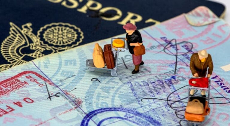 Passaporte sendo carimbado na imigração de aeroporto tailandês — entrada na Tailândia sem visto