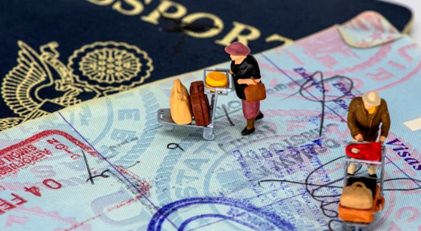 Passaporte sendo carimbado na imigração de aeroporto tailandês — entrada na Tailândia sem visto